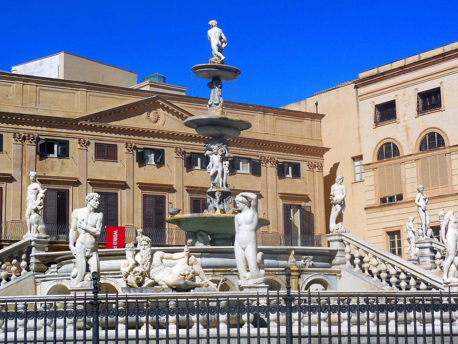 Vue de La Fontaine Pretoria à Palerme