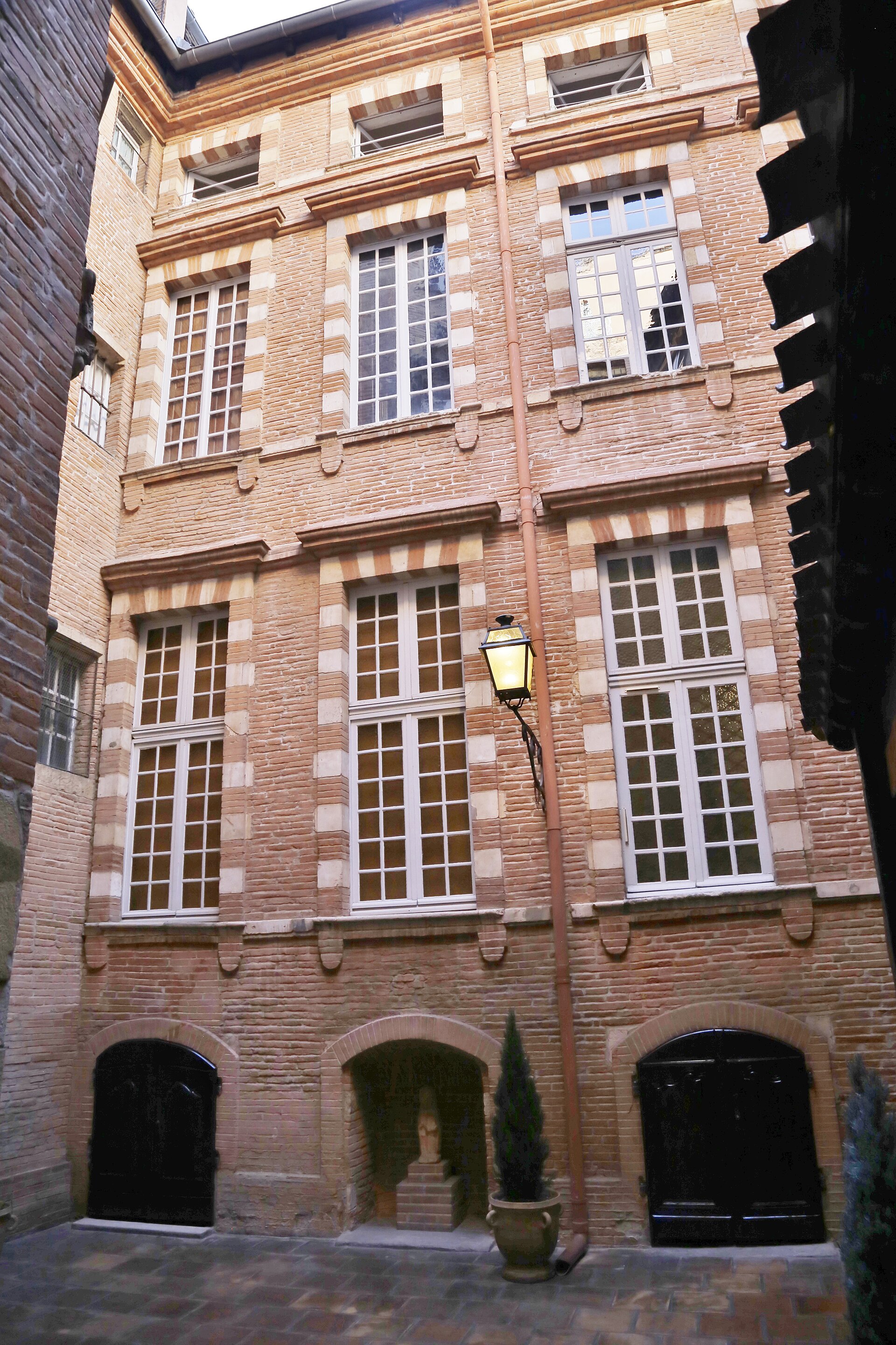Hôtel de Bonnefoy (Toulouse) (Toulouse) Hôtel de Bonnefoy (Toulouse) — architecture civile à Toulouse, Haute-Garonne, façade, classé mh