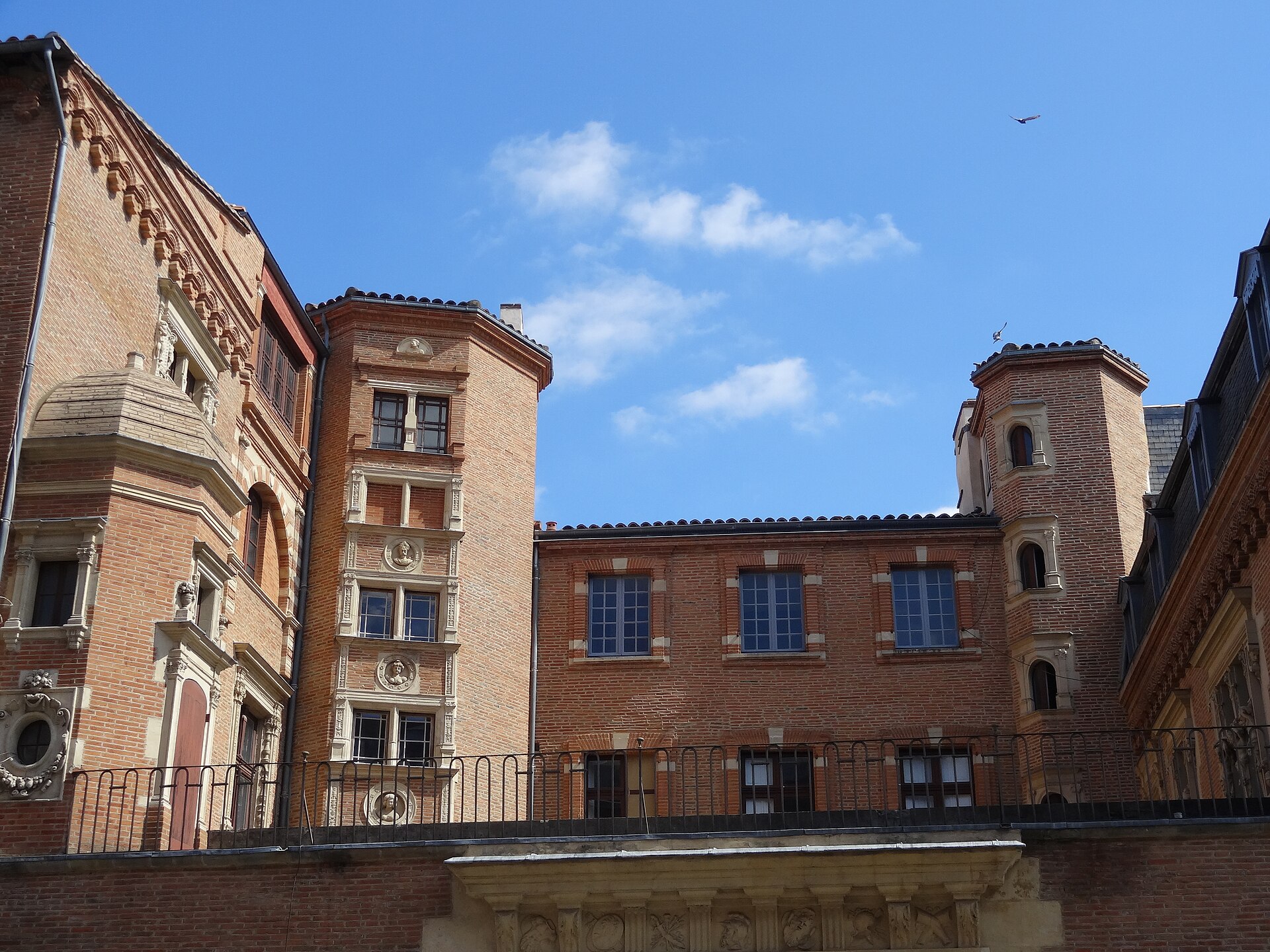 Hôtel du Vieux-Raisin (Toulouse) (Toulouse) Hôtel du Vieux-Raisin (Toulouse) — architecture civile à Toulouse, Haute-Garonne, façade, classé mh