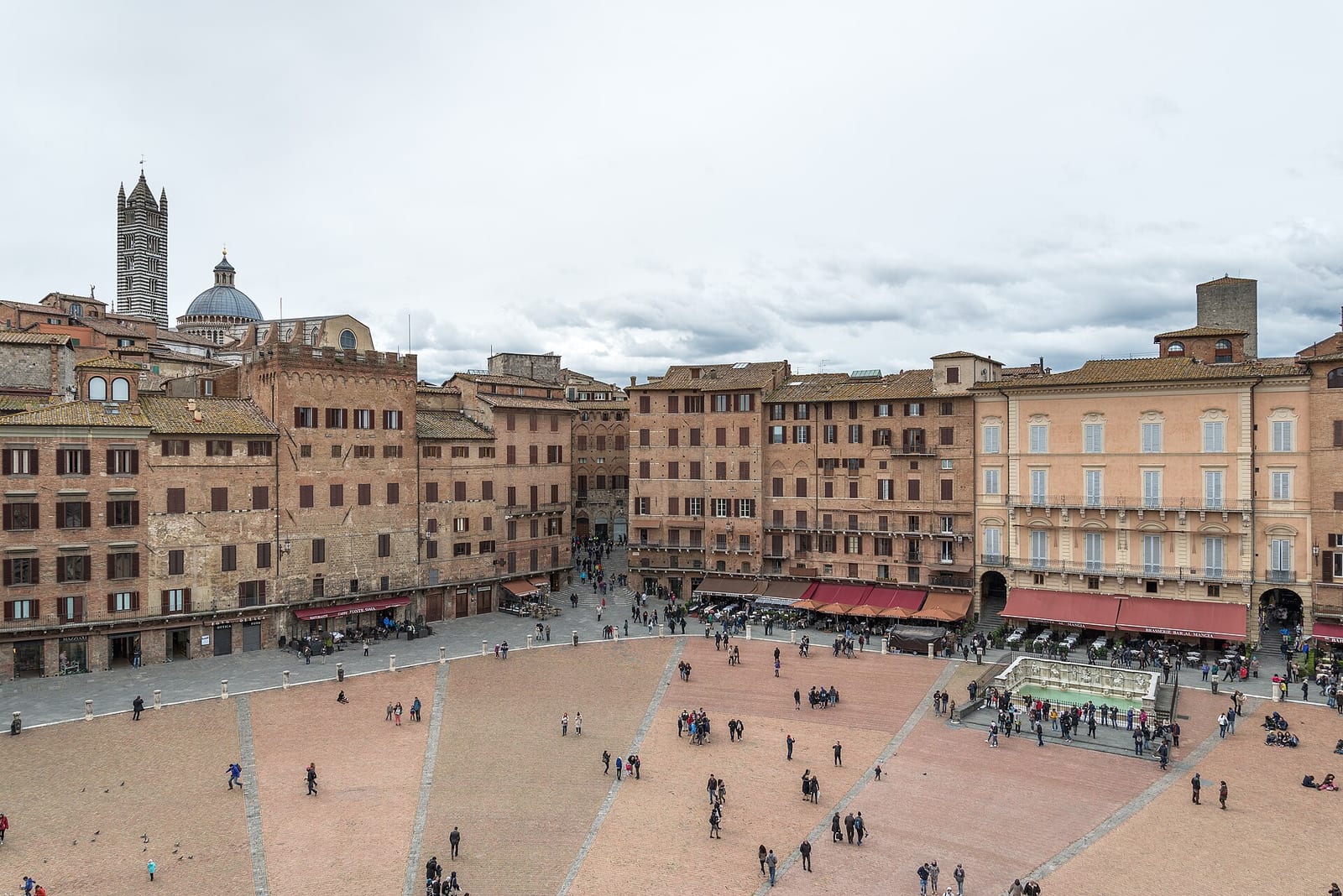 La Loggia della Mercanzia dans son environnement
