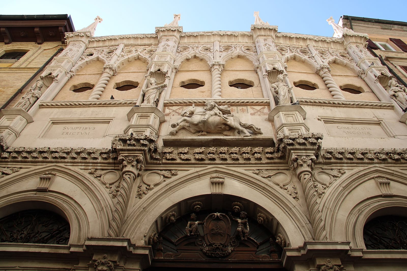 Façade de La Loggia dei Mercanti à Ancône