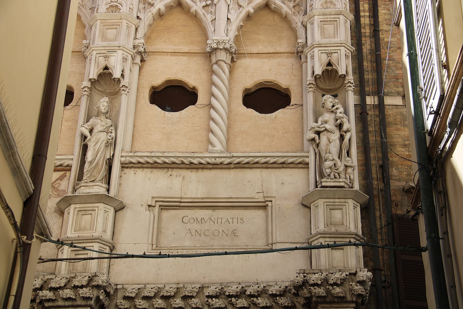 Détail de La Loggia dei Mercanti à Ancône