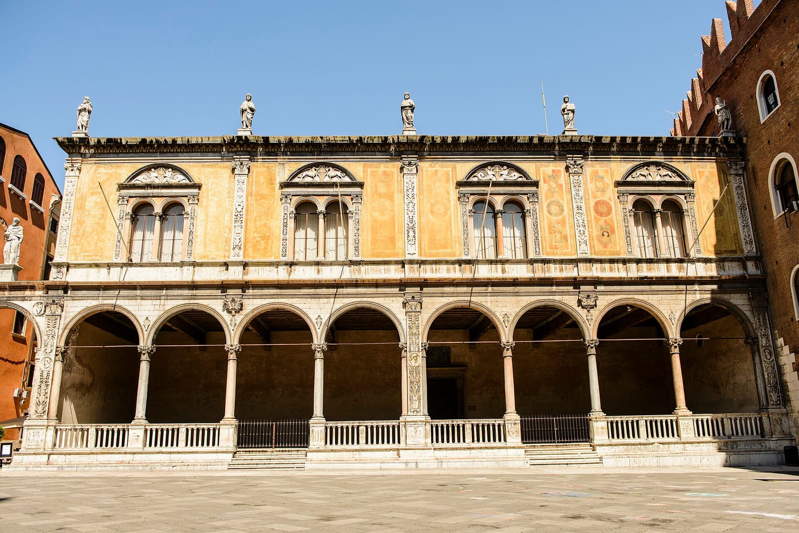 La Loggia del Consiglio de Vérone dans son environnement