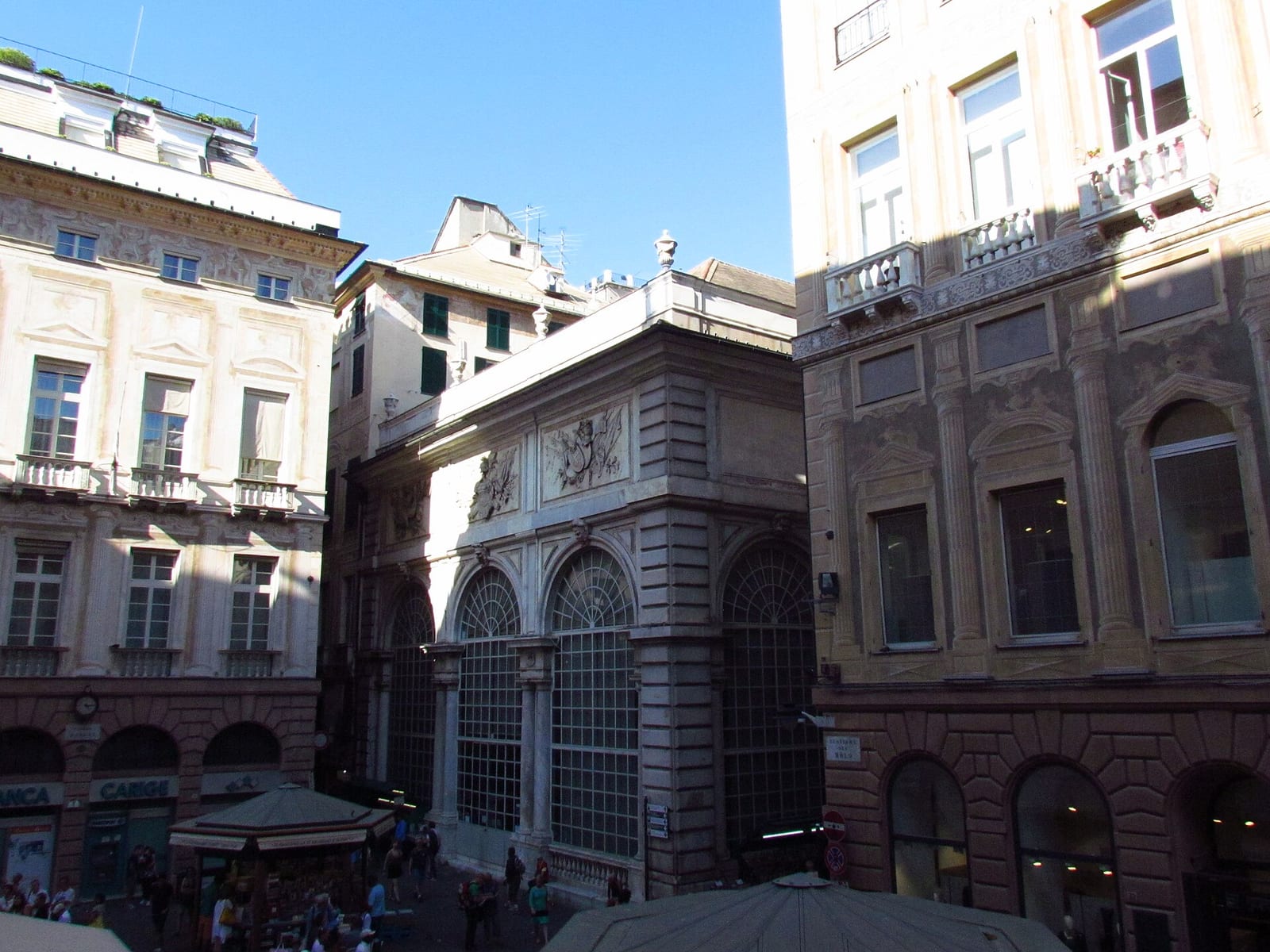 La Loggia della Mercanzia à Gênes dans son environnement