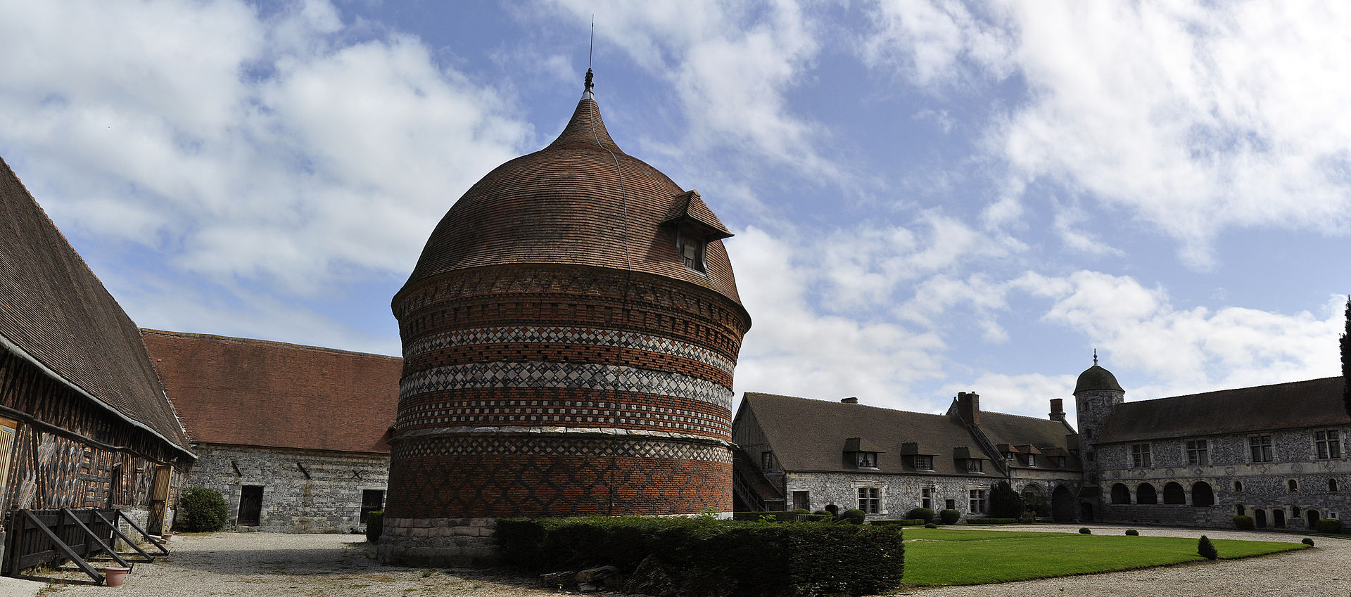 Manoir d'Ango (Varengeville-sur-Mer) Manoir d'Ango — château à Varengeville-sur-Mer, Seine-Maritime, façade, classé mh