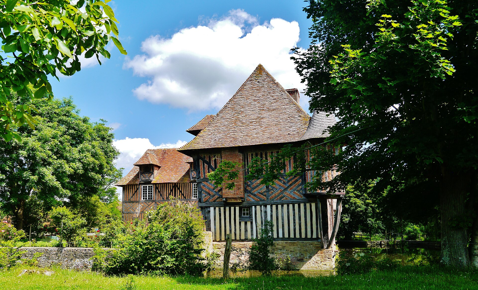Manoir de Coupesarte (Coupesarte) Manoir de Coupesarte — château à Coupesarte, Calvados, intérieur, classé mh