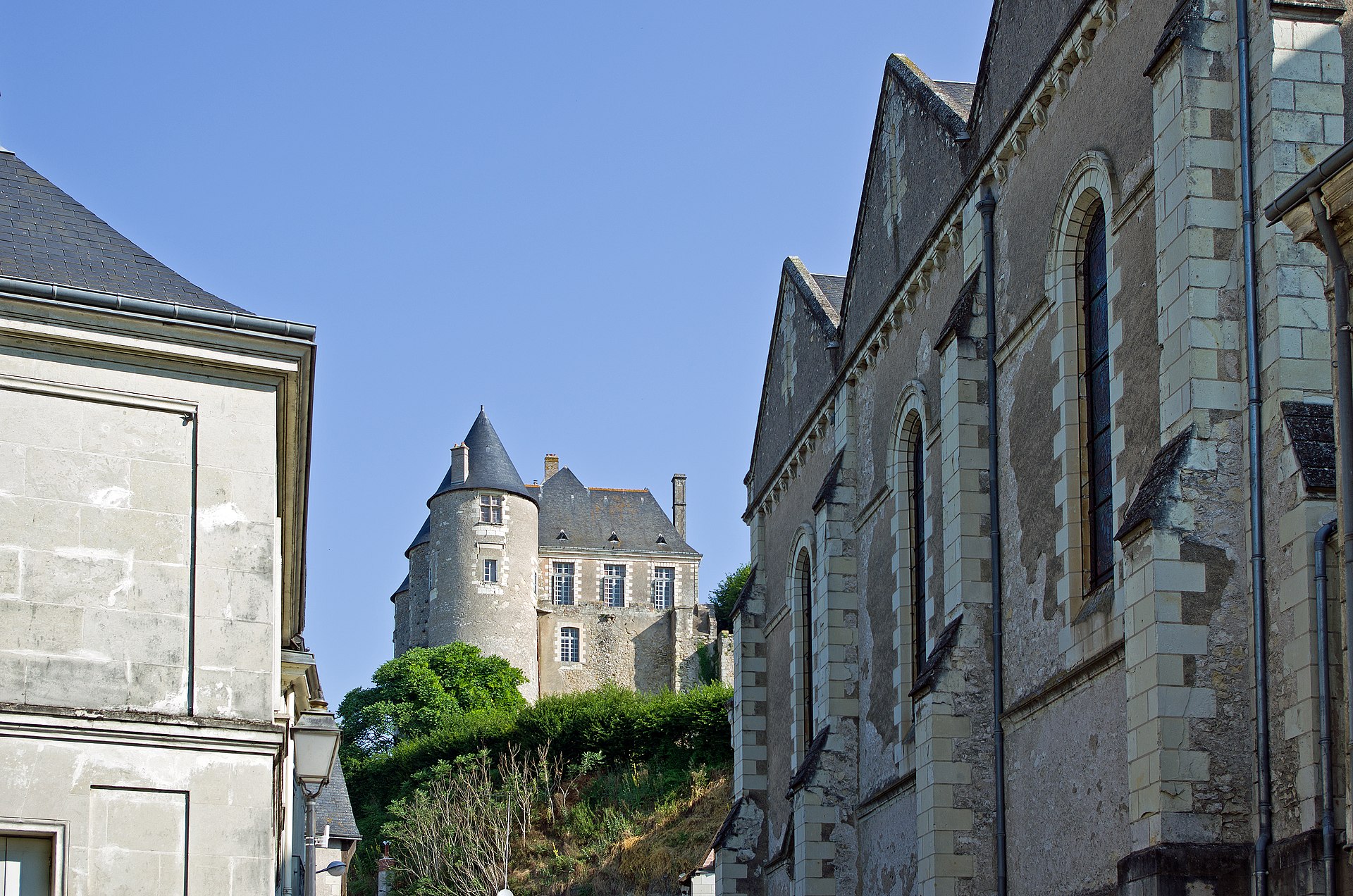 Manoir de Luynes — château à Luynes, Indre-et-Loire, vue de nuit, classé mh
