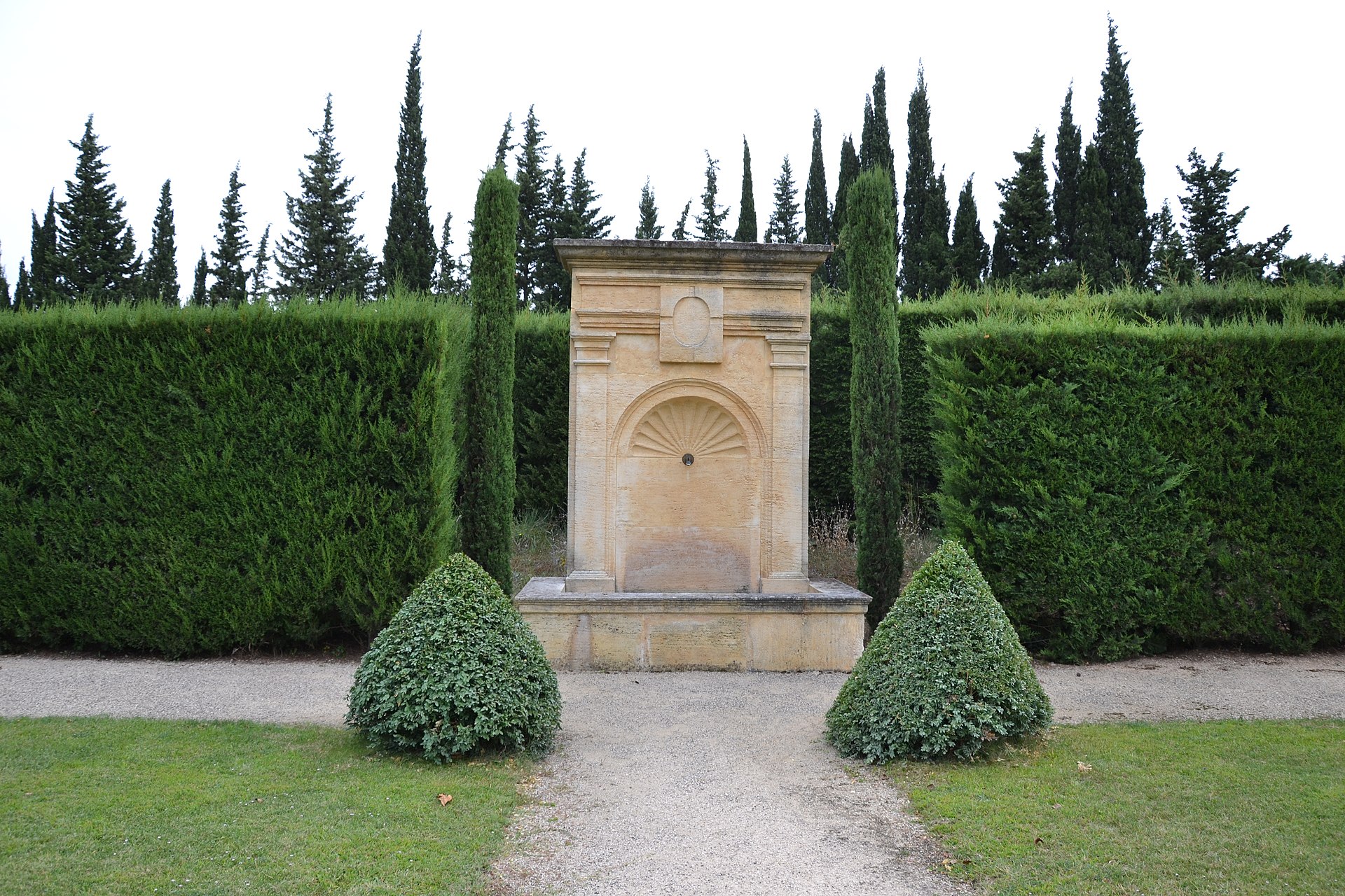 Mas de la Brune (Eygalières) (Eygalières) Mas de la Brune (Eygalières) — château à Eygalières, Bouches-du-Rhône, vue de nuit, classé mh