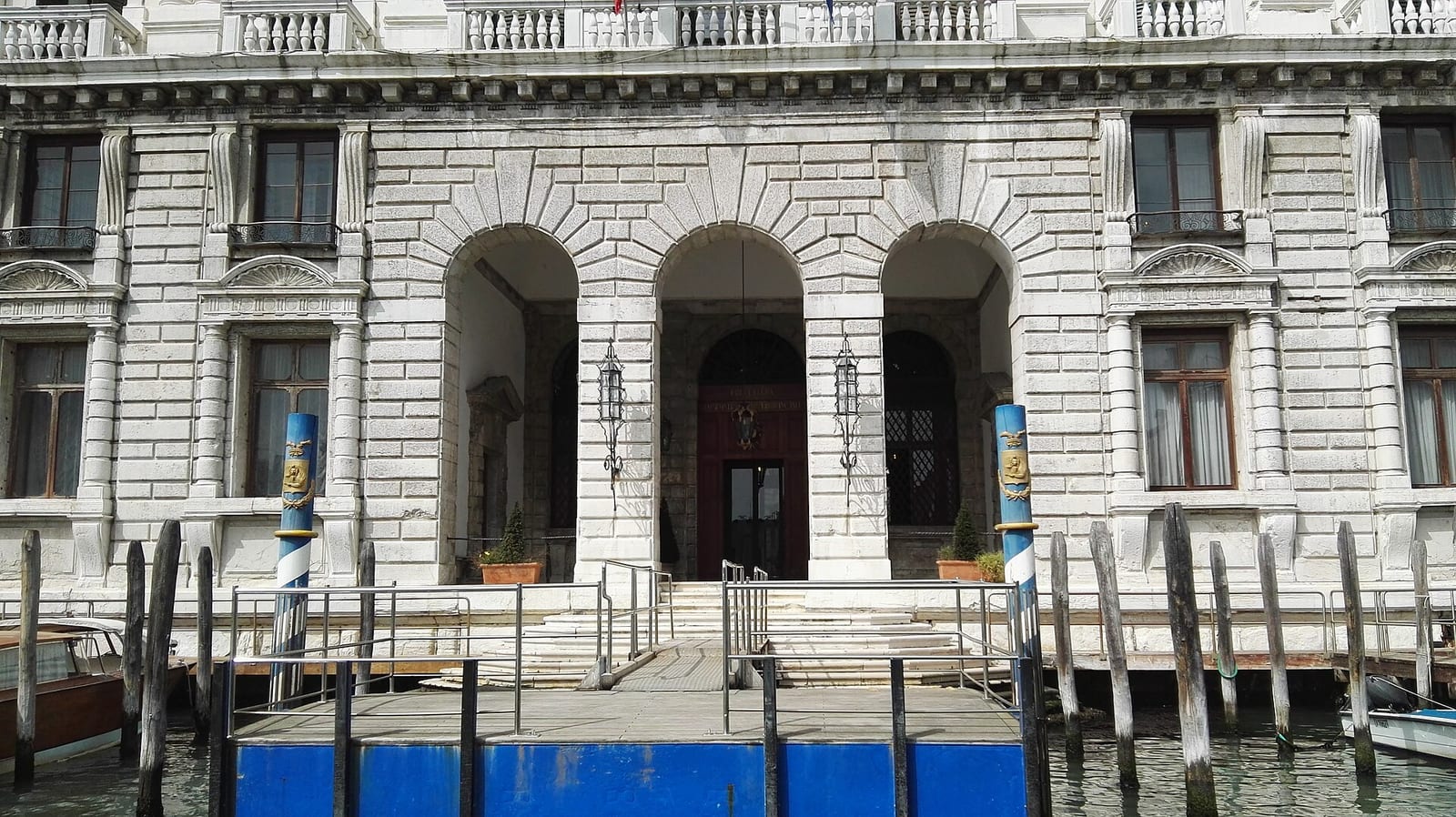 Le Palais Corner de la Ca' Granda dans son environnement