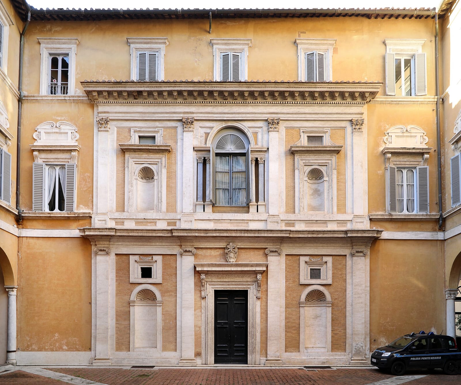 Le Palais de Florence (Palazzo Firenze) dans son environnement