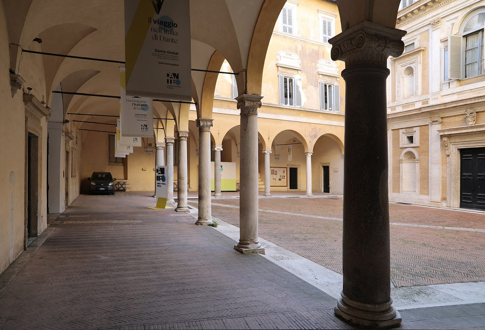Le Palais de Florence (Palazzo Firenze) dans son environnement