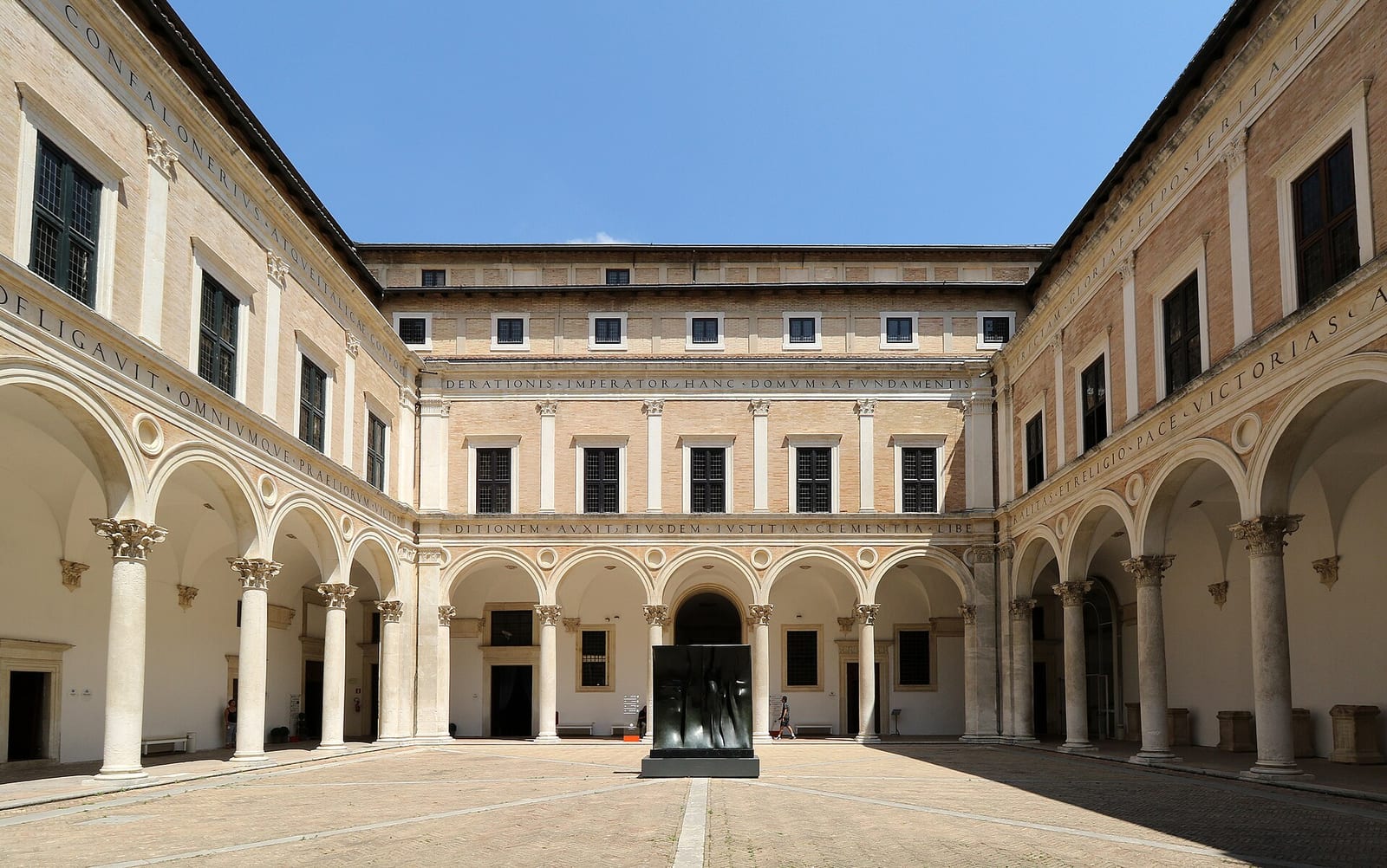Le Palais Ducal d'Urbin dans son environnement