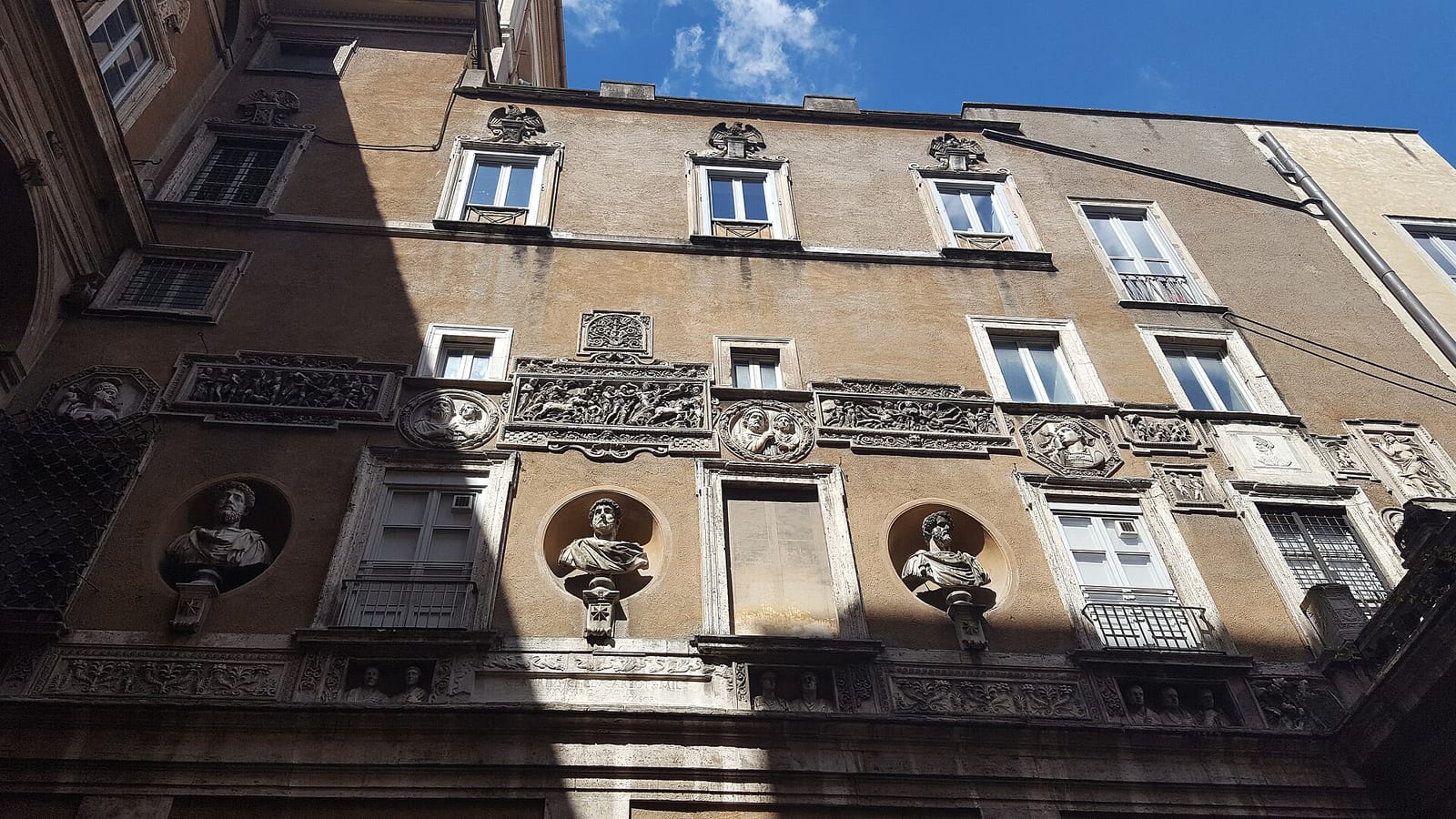 Le Palais Mattei di Giove dans son environnement