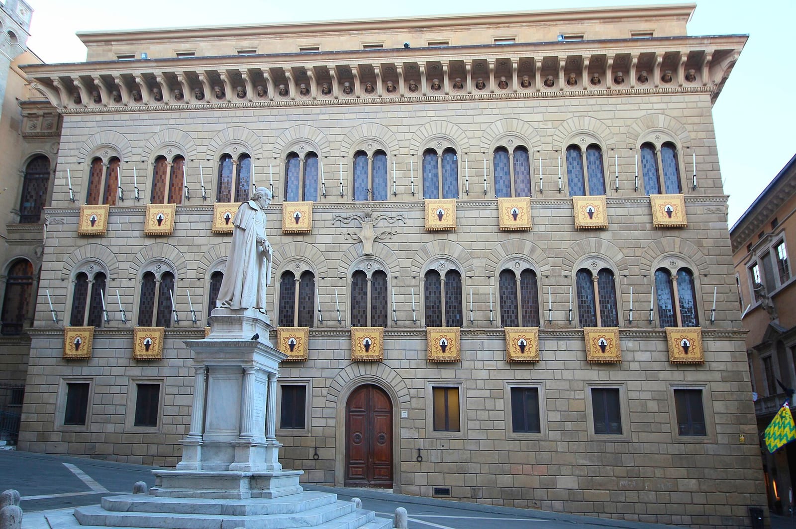 Le Palais Spannocchi dans son environnement