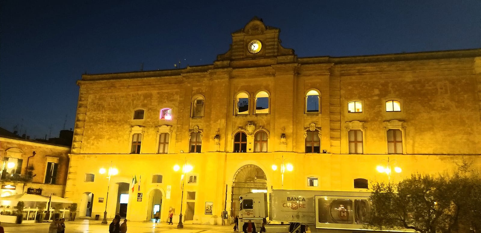Le Palazzo dell'Annunziata de Sulmona dans son environnement