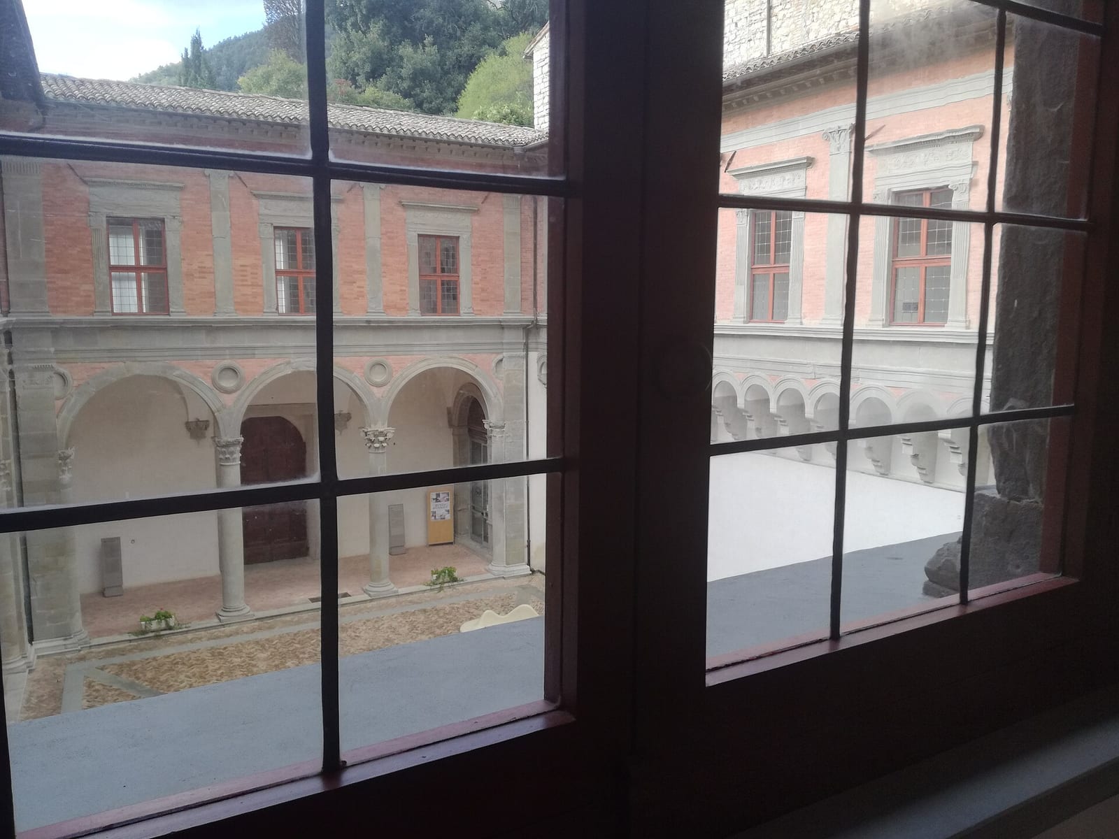 Le Palais ducal de Gubbio dans son environnement