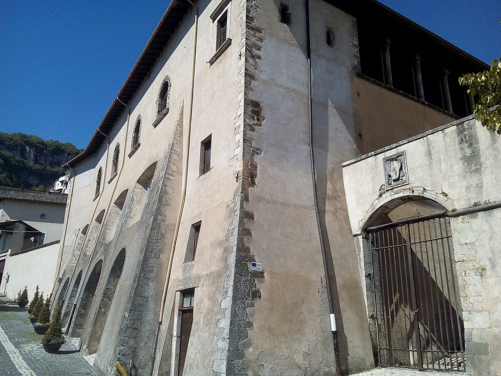 Le Palazzo Ducale de Tagliacozzo dans son environnement