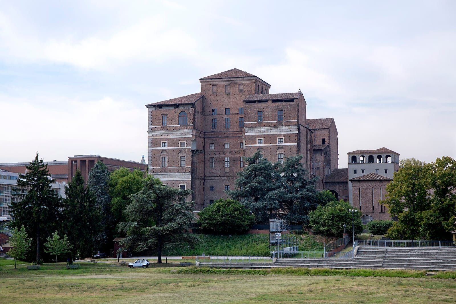 Le Palazzo Farnese de Piacenza dans son environnement