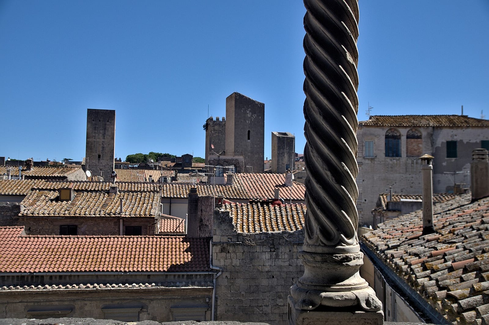 Le Palazzo Vitelleschi à Tarquinia dans son environnement
