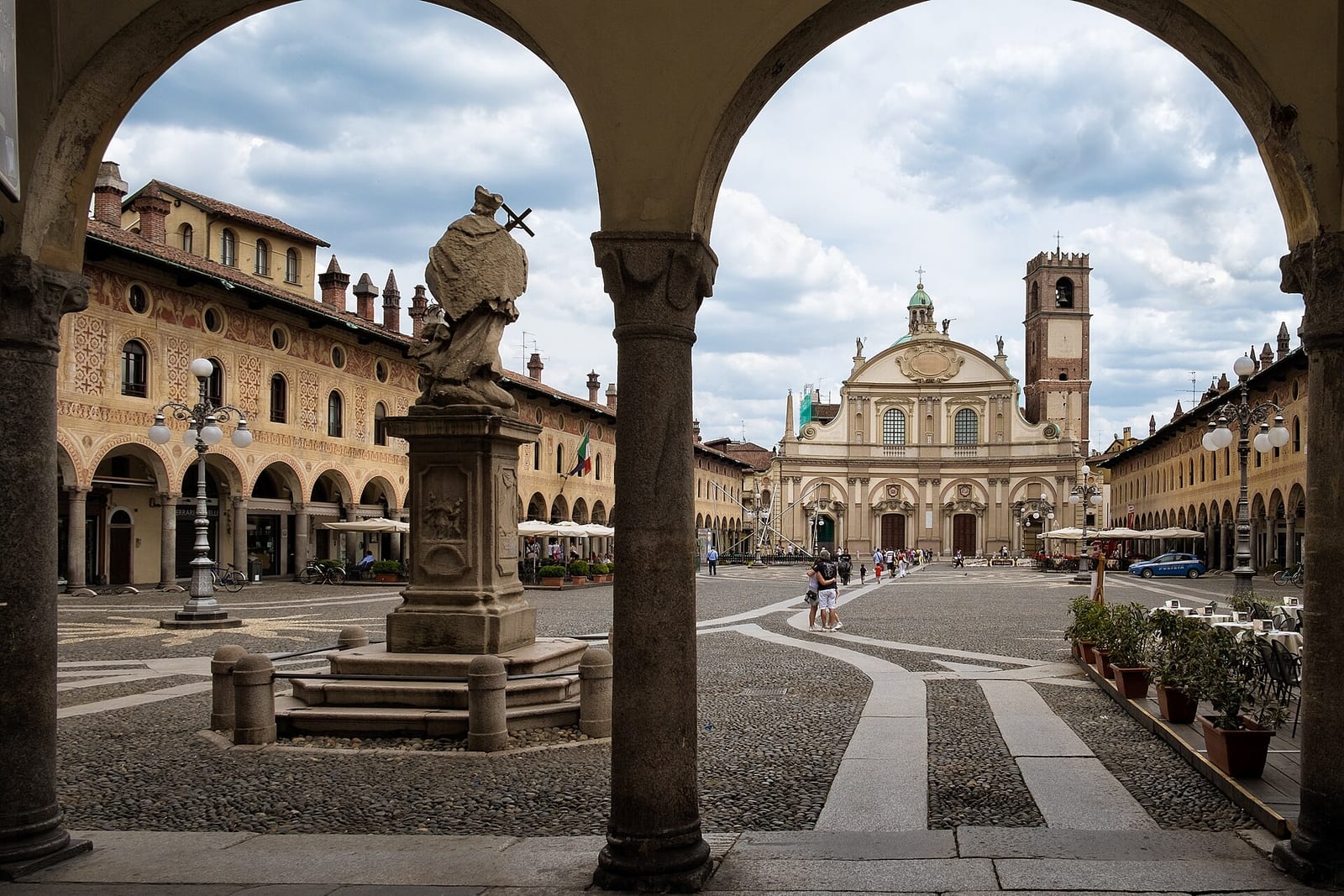 La Piazza Ducale de Vigevano dans son environnement