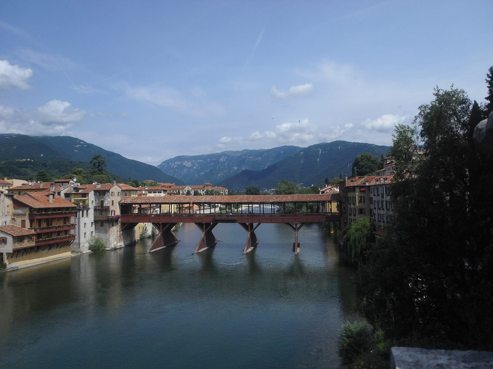 Le Pont de Palladio (Ponte degli Alpini) à Bassano dans son environnement