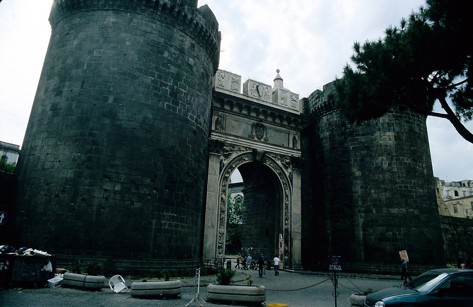 La Porta Capuana à Naples dans son environnement