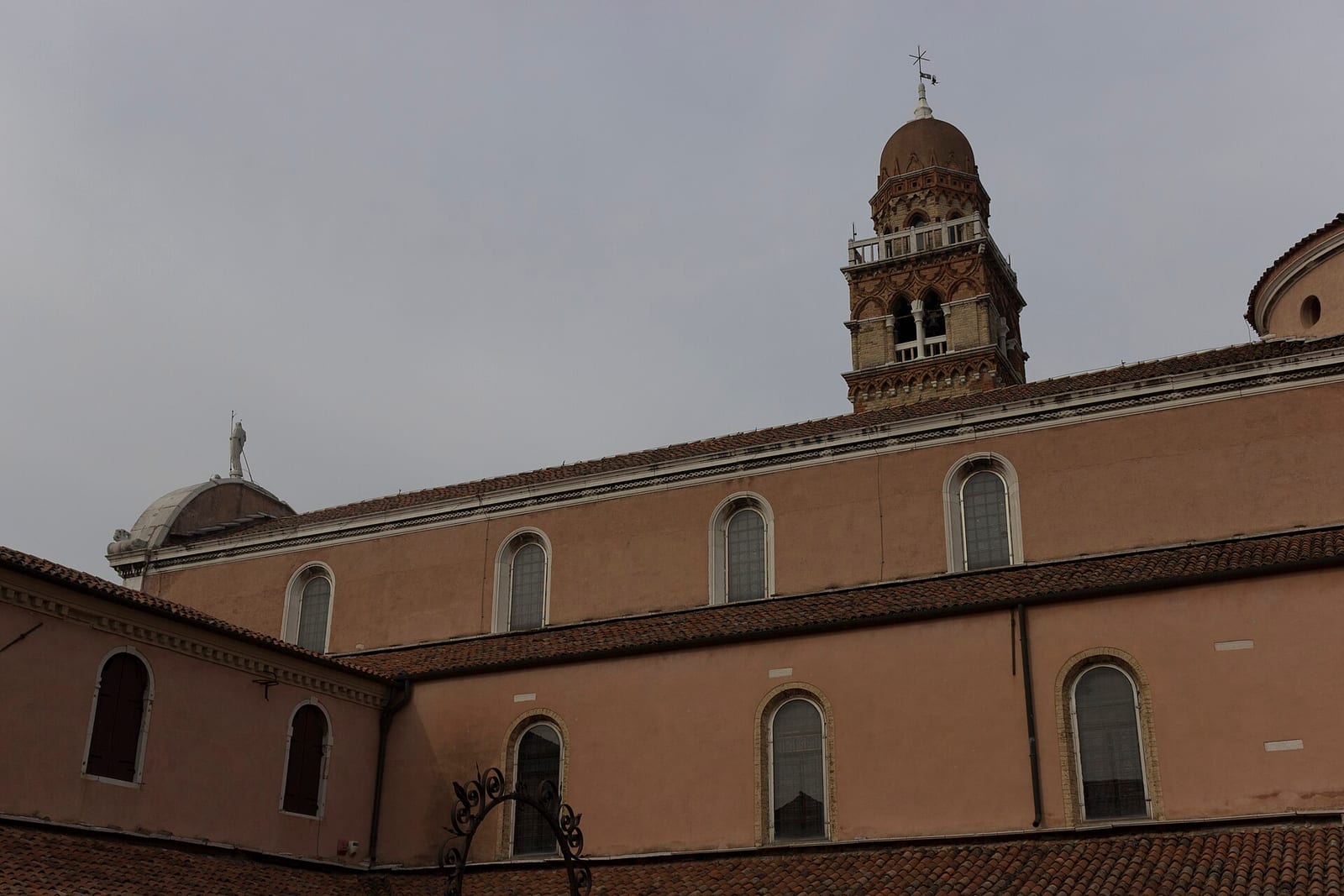 L'église San Michele in Isola dans son environnement
