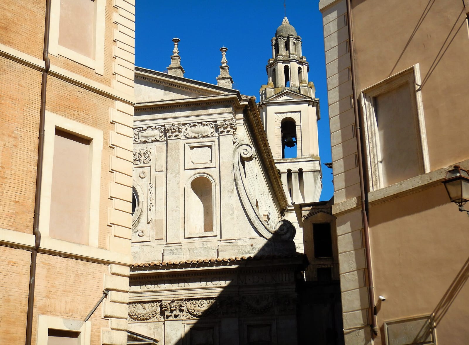 L'église Santa Caterina dei Funari dans son environnement