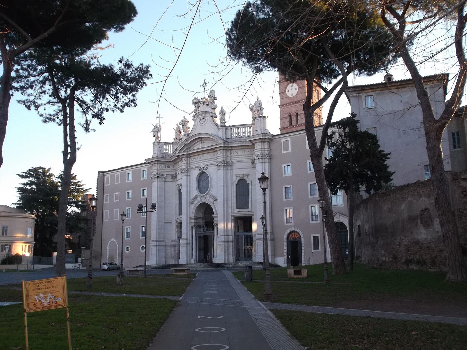 Façade de La basilique Santa Croce in Gerusalemme
