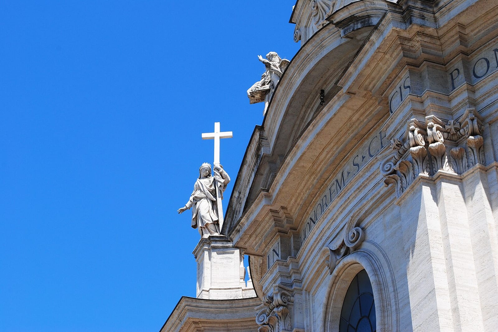 La basilique Santa Croce in Gerusalemme dans son environnement