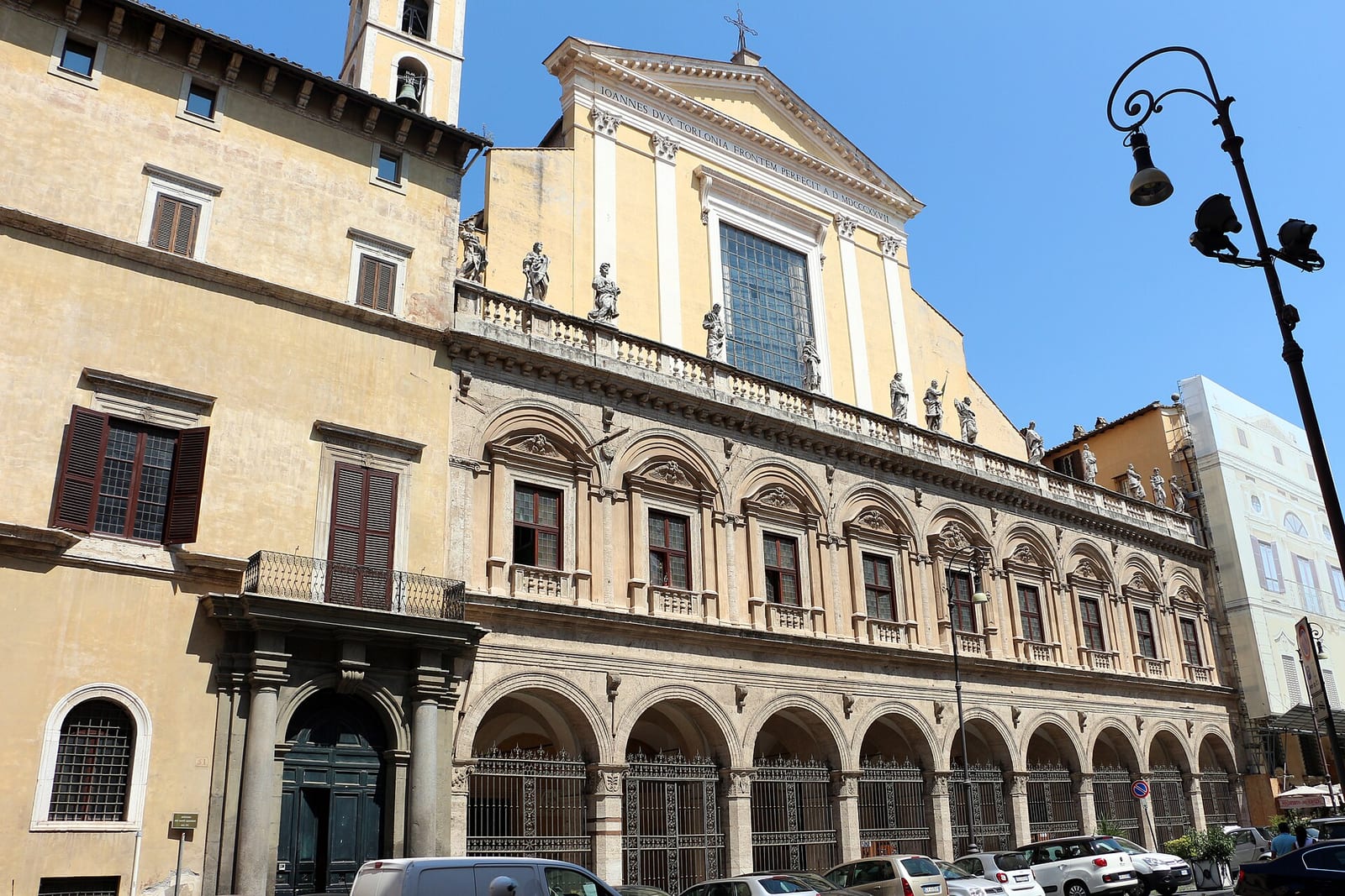 Façade de La basilique des Saints-Apôtres