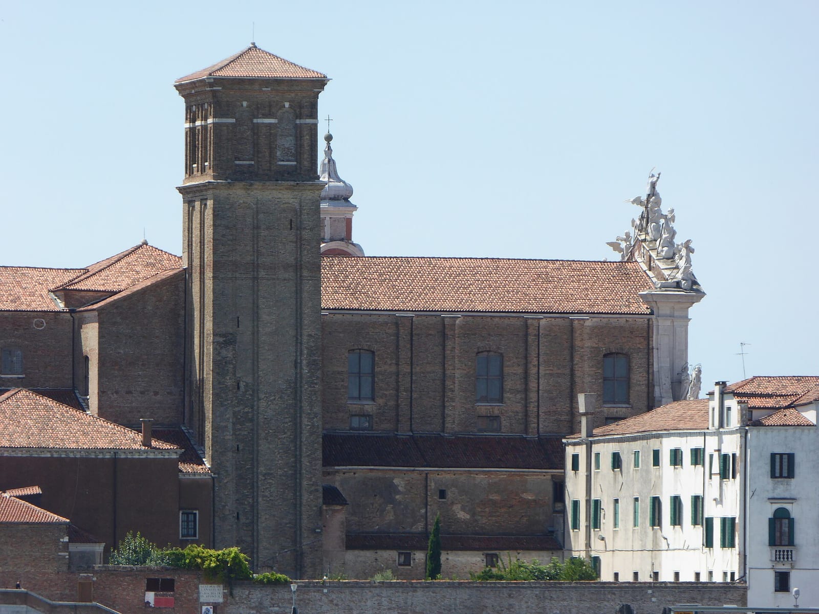 L'église Santi Apostoli dans son environnement