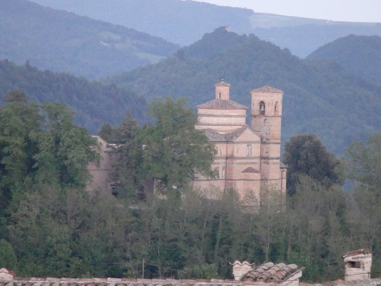 San Bernardino (Mausolée des Ducs) dans son environnement