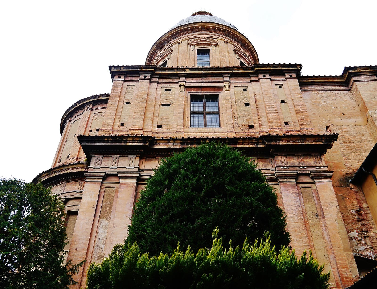Façade de La basilique San Domenico à Bologne (l'Arca di San Domenico)