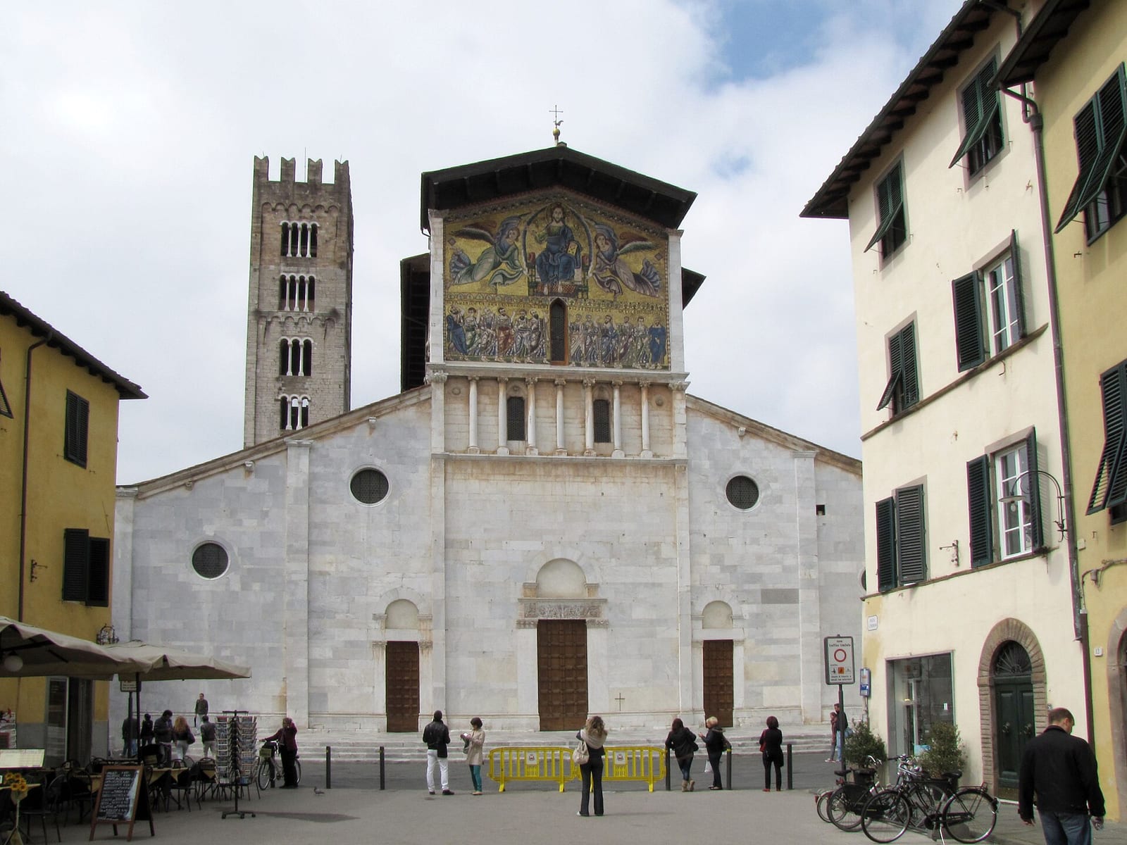 La basilique San Frediano à Lucques dans son environnement