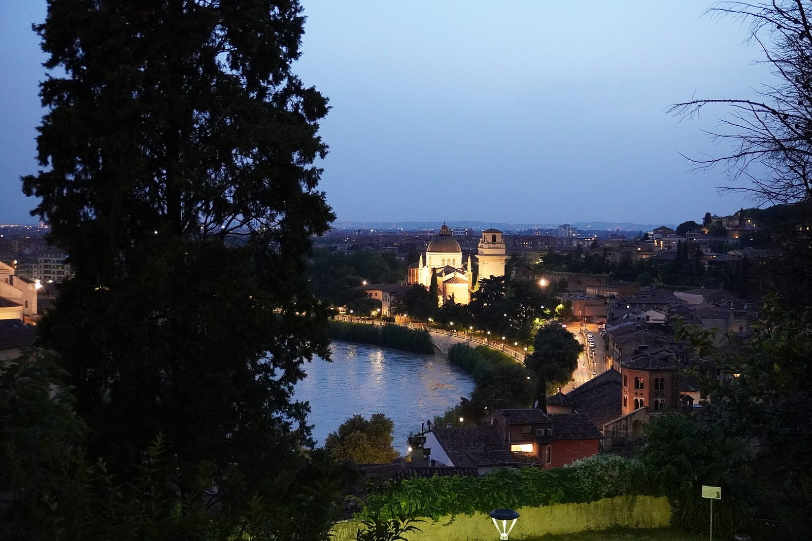 L'église San Giorgio in Braida à Vérone dans son environnement