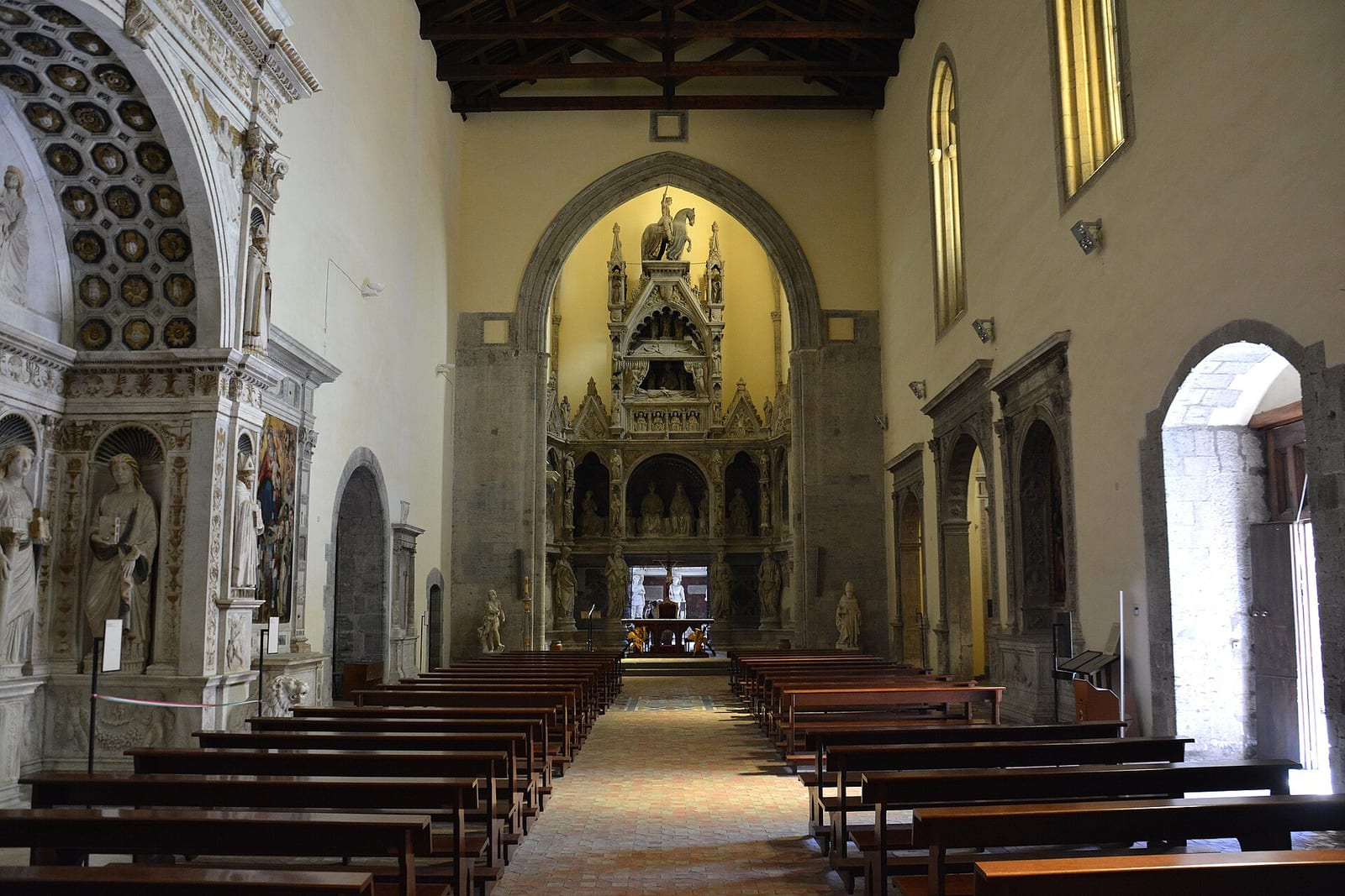 Intérieur de L'église San Giovanni a Carbonara à Naples