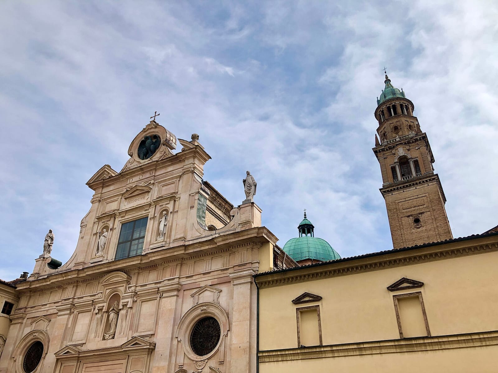 L'église San Giovanni Evangelista à Parme dans son environnement