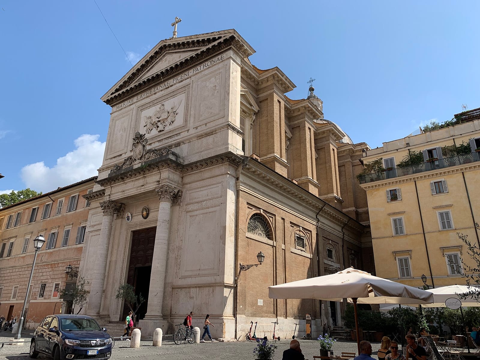 Façade de L'église San Salvatore in Lauro