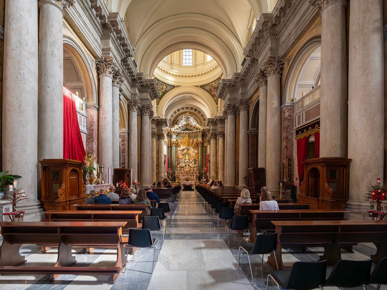 Intérieur de L'église San Salvatore in Lauro