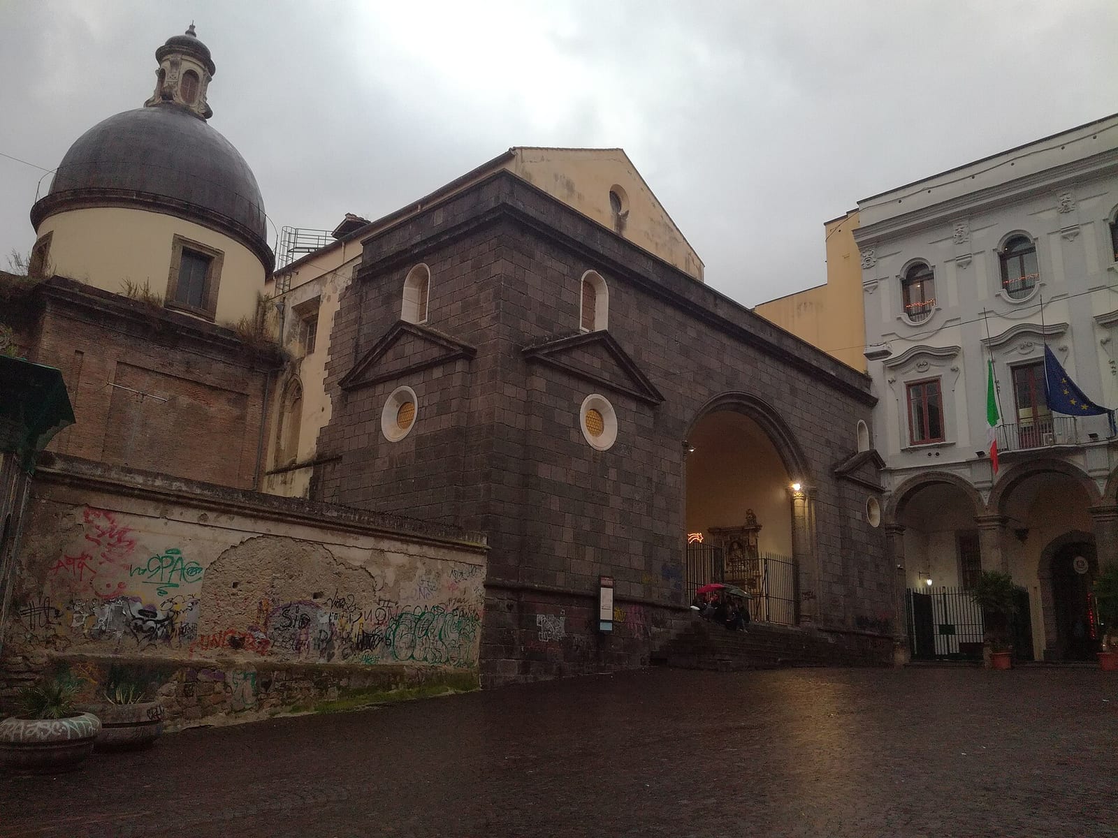 Façade de L'église Sant'Anna dei Lombardi à Naples