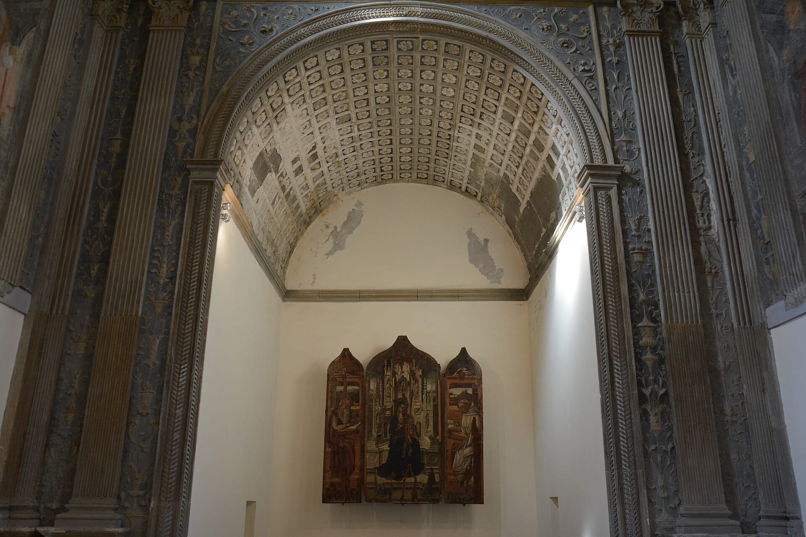 Intérieur de L'église Sant'Anna dei Lombardi à Naples