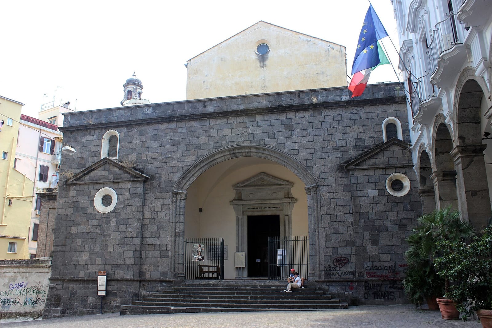Façade de L'église Sant'Anna dei Lombardi à Naples