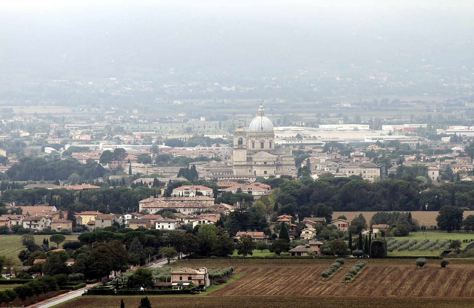 La basilique Santa Maria degli Angeli à Assise dans son environnement