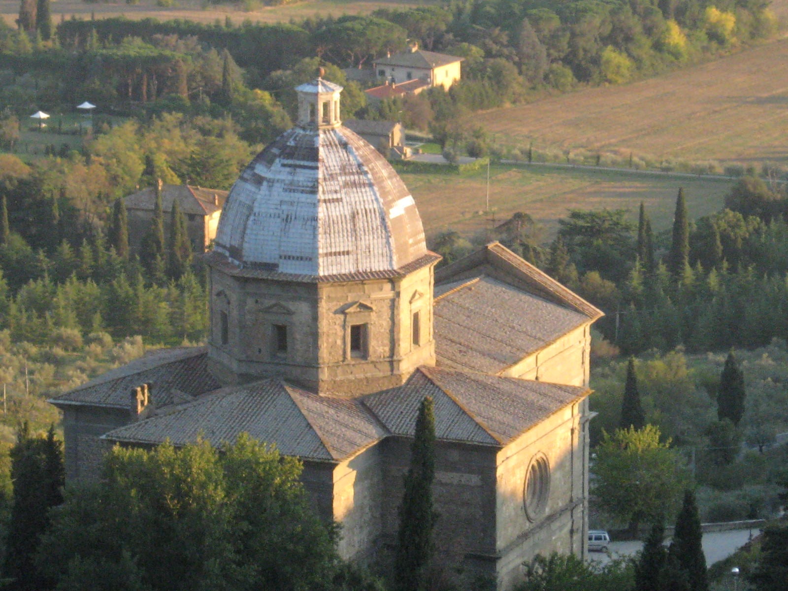 Santa Maria del Calcinaio près de Cortone dans son environnement