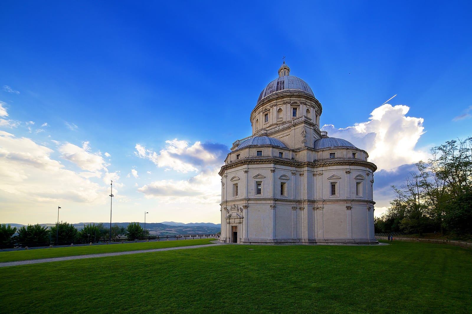 Santa Maria della Consolazione à Todi dans son environnement