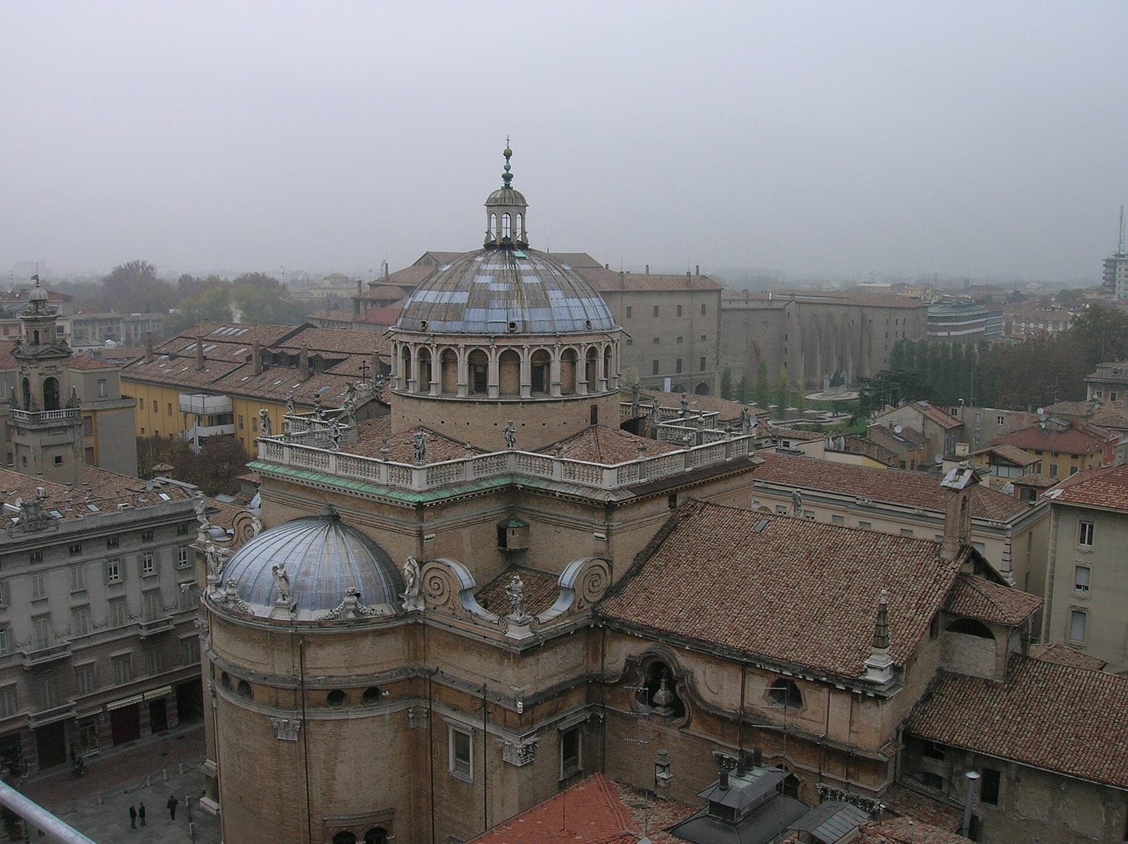 La basilique Santa Maria della Steccata à Parme dans son environnement