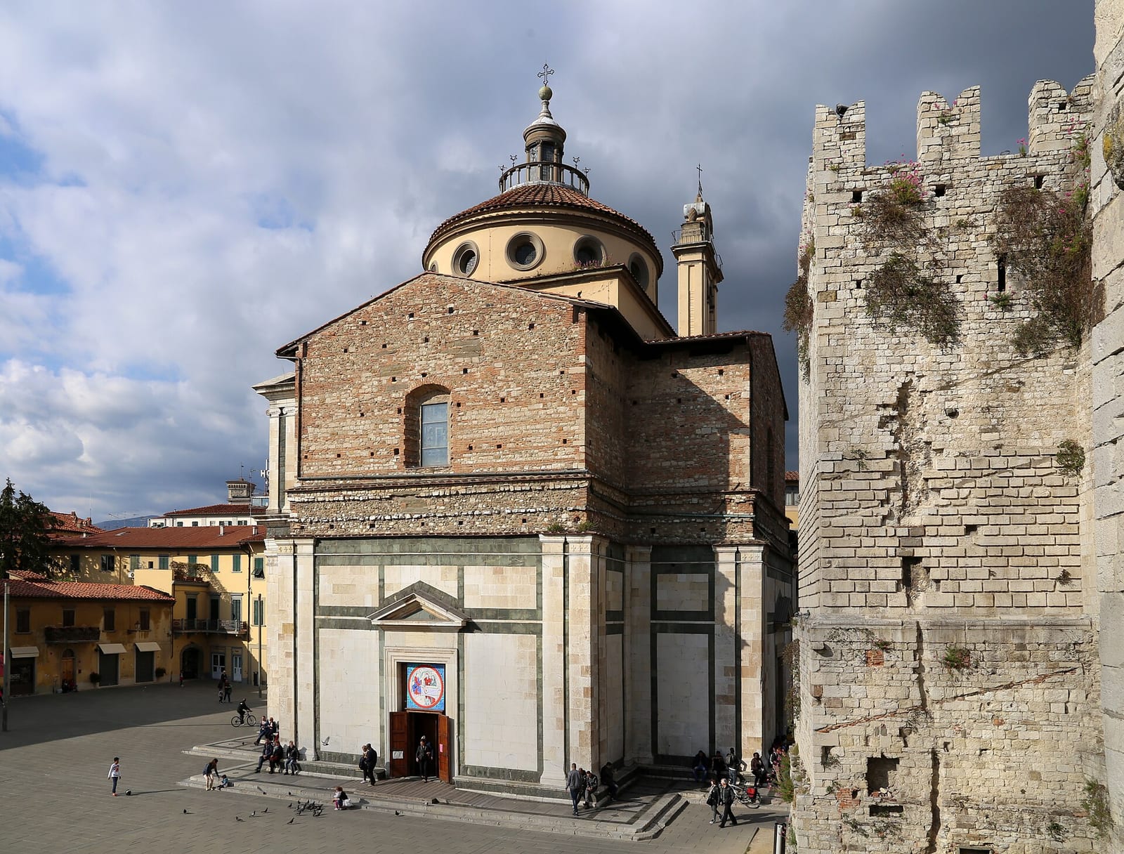 Façade de Santa Maria delle Carceri à Prato