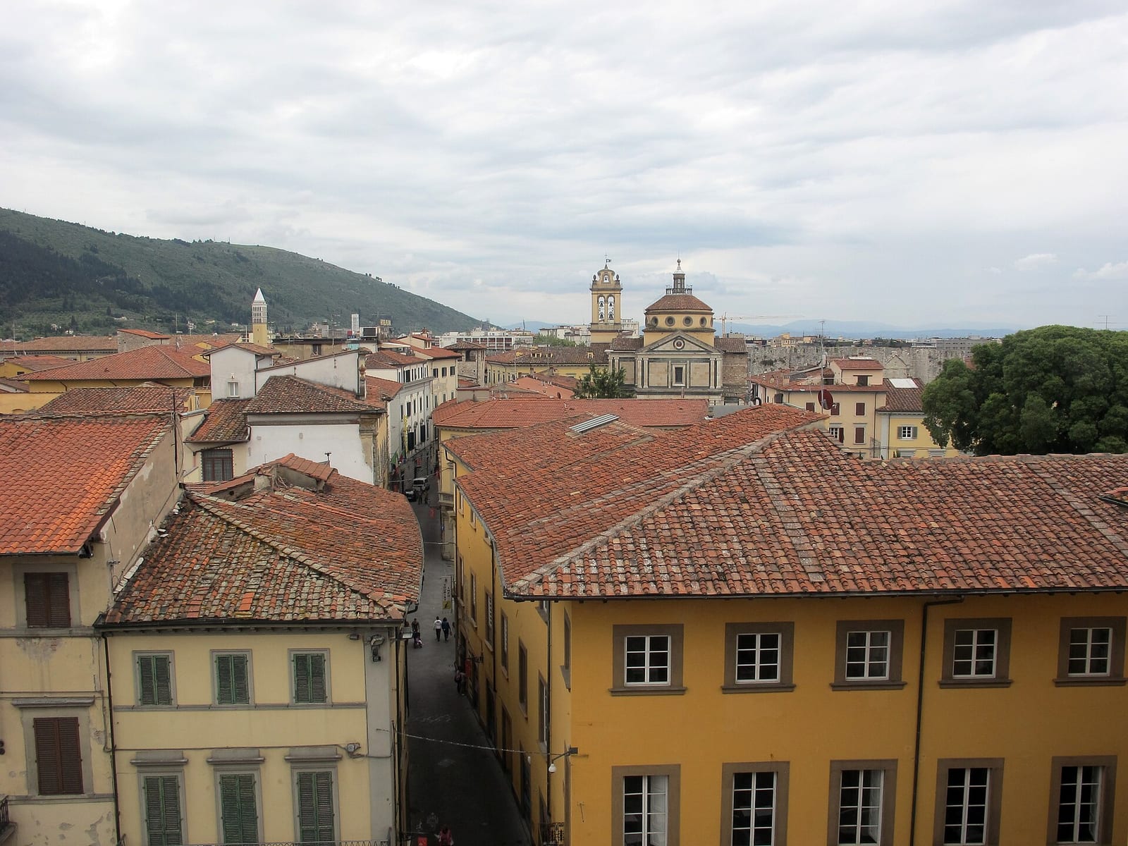 Santa Maria delle Carceri à Prato dans son environnement