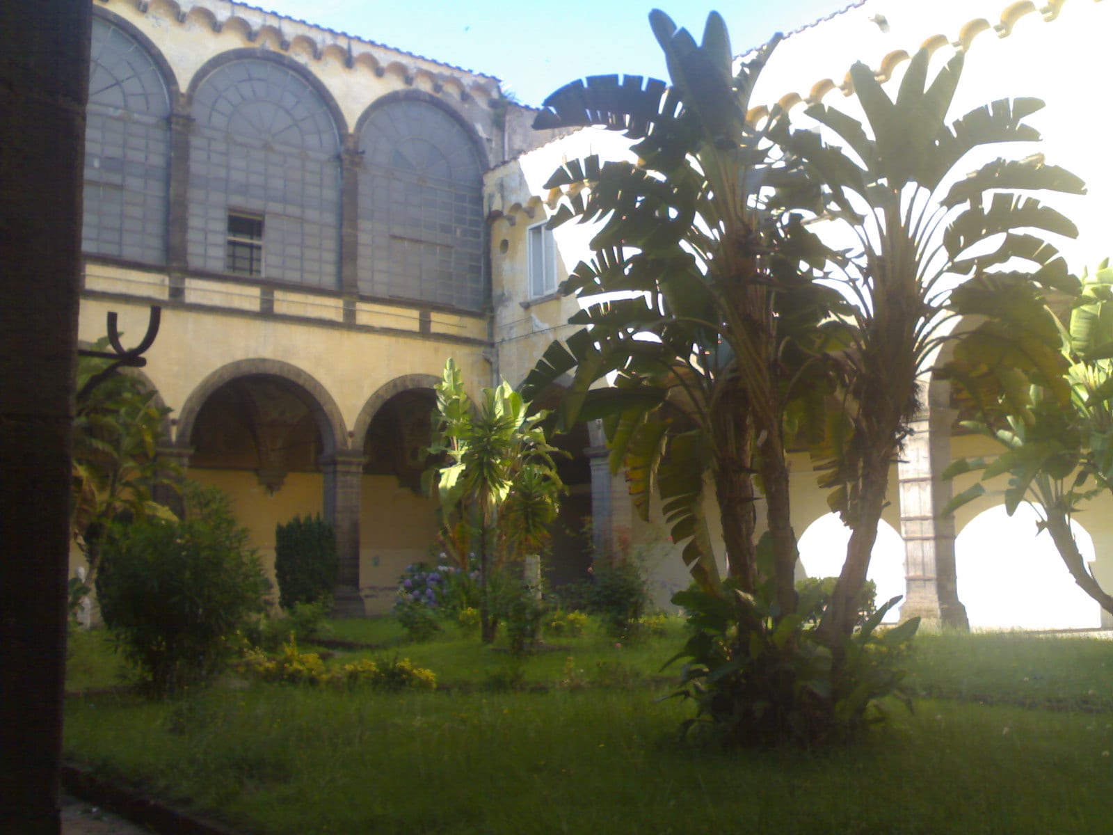 Vue de L'église Santa Maria delle Grazie a Caponapoli à Naples